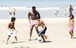 Noordwijk 24 juli 2008
Patrick Kluivert op het strand bij huis ter Duin met Rossana Lima en zijn zoons Shane Quincy Ruben en Justin.