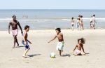 Noordwijk 24 juli 2008
Patrick Kluivert op het strand bij huis ter Duin met Rossana Lima en zijn zoons Shane Quincy Ruben en Justin.