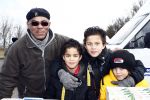 Diemen 14 februari 2009
Vader Patrick Kluivert Kluivert Quincy Justin Ruben Kluivert doen mee met de boswandeling voor hun goede doel ivm zwerfhonden. De tocht was in het Diemer Bos.
Peter Smulders bv
