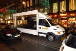 Amsterdam 6 december 2007
Reclame auto van Patrick Lusink rijdt door de pc hooftstraat voorbij de winkel van Oger.