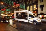 Amsterdam 6 december 2007
Reclame auto van Patrick Lusink rijdt door de pc hooftstraat voorbij de winkel van Oger.