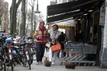 Amsterdam 28 maart 2009
Patty Brard met vriend Antoine en hun 2 hondjes op de cornelis schuytstraat.
Peter Smulders bv