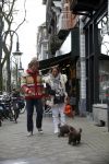 Amsterdam 28 maart 2009
Patty Brard met vriend Antoine en hun 2 hondjes op de cornelis schuytstraat.
Peter Smulders bv
