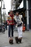 Amsterdam 28 maart 2009
Patty Brard met vriend Antoine en hun 2 hondjes op de cornelis schuytstraat.
Peter Smulders bv