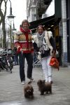 Amsterdam 28 maart 2009
Patty Brard met vriend Antoine en hun 2 hondjes op de cornelis schuytstraat.
Peter Smulders bv