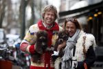 Amsterdam 28 maart 2009
Patty Brard met vriend Antoine en hun 2 hondjes op de cornelis schuytstraat.
Peter Smulders bv
