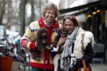 Amsterdam 28 maart 2009
Patty Brard met vriend Antoine en hun 2 hondjes op de cornelis schuytstraat.
Peter Smulders bv