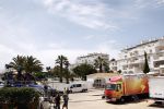 Praia da luz 3 mei 2008
Vandaag was het precies 1 jaar geleden dat Madeleine Mc Cann verdwenen is.  Ze sliepen toen in hotel ocean Club. Op deze dag was er een herdenkingsdiens in de kerk van het dorp. Familie, Michael Wright Sandy Cameron   waren aanwezig. Er waren veel cameraploegen en fotograven aanwezig.
Peter Smulders bv