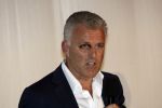 Hilversum 26 januari 2009
Peter R de Vries met blauw oog van vechtpartij met Steve Brown bij de uitreiking van de gouden beeld in het gebouw van beeld en geluid.
Peter Smulders bv
