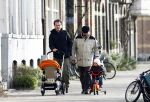 Amsterdam 26 januari 2008
Pieter v Beukering , man van Yvon Jaspers met kinderen en opa aan het wandelen.