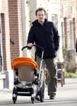 Amsterdam 26 januari 2008
Pieter v Beukering , man van Yvon Jaspers met kinderen en opa aan het wandelen.