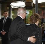 Apeldoorn, 8 Mei 2009
Speciale Herdenkingsdienst voor de slachtoffers van de ramp op Koninginnedag
Veel Politie, overal afzettingen met grote betonblokken.
Pieter v Vollenhoven met Prinses Margriet
Foto Peter Smulders