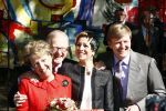 Apeldoorn 30 april 2009
Koninginnedag 2009 in apeldoorn met Koningin Beatrix Pieter v Vollenhoven Prinses Margriet Maxima Prins Willem Alexander Prins Constantijn Prinses Laurentien Prinses Mabel Prins Friso Prins Maurits Prinses Marilene Prins Pieter Christiaan Prinses Anita Prins Floris een zwangere Prinses Aimee en Prinses Annette. s middags probeerde een dwaas een aanslag te plegen op de koninklijke familie waarbij meerdere doden vielen.
Peter Smulders bv