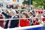 Apeldoorn 30 april 2009
Koninginnedag 2009 in apeldoorn met Koningin Beatrix Pieter v Vollenhoven Prinses Margriet Maxima Prins Willem Alexander Prins Constantijn Prinses Laurentien Prinses Mabel Prins Friso Prins Maurits Prinses Marilene Prins Pieter Christiaan Prinses Anita Prins Floris een zwangere Prinses Aimee en Prinses Annette. s middags probeerde een dwaas een aanslag te plegen op de koninklijke familie waarbij meerdere doden vielen.
Peter Smulders bv