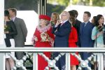 Apeldoorn 30 april 2009
Koninginnedag 2009 in apeldoorn met Koningin Beatrix Pieter v Vollenhoven Prinses Margriet Maxima Prins Willem Alexander Prins Constantijn Prinses Laurentien Prinses Mabel Prins Friso Prins Maurits Prinses Marilene Prins Pieter Christiaan Prinses Anita Prins Floris een zwangere Prinses Aimee en Prinses Annette. s middags probeerde een dwaas een aanslag te plegen op de koninklijke familie waarbij meerdere doden vielen.
Peter Smulders bv