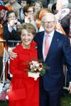 Apeldoorn 30 april 2009
Koninginnedag 2009 in apeldoorn met Koningin Beatrix Pieter v Vollenhoven Prinses Margriet Maxima Prins Willem Alexander Prins Constantijn Prinses Laurentien Prinses Mabel Prins Friso Prins Maurits Prinses Marilene Prins Pieter Christiaan Prinses Anita Prins Floris een zwangere Prinses Aimee en Prinses Annette. s middags probeerde een dwaas een aanslag te plegen op de koninklijke familie waarbij meerdere doden vielen.
Peter Smulders bv