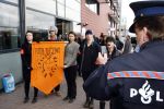 Amsterdam 3 april 2008
Openingsfeest van de politieke partij trots op NL van Rita Verdonk in de passengers terminal. Politie met demonstranten