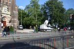 Apeldoorn, 8 Mei 2009
Speciale Herdenkingsdienst voor de slachtoffers van de ramp op Koninginnedag
Veel Politie, overal afzettingen met grote betonblokken.
Politie Afzettingen 
Foto Peter Smulders