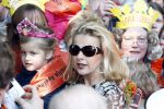 Apeldoorn 30 april 2009
Koninginnedag 2009 in apeldoorn met Koningin Beatrix Pieter v Vollenhoven Prinses Margriet Maxima Prins Willem Alexander Prins Constantijn Prinses Laurentien Prinses Mabel Prins Friso Prins Maurits Prinses Marilene Prins Pieter Christiaan Prinses Anita Prins Floris een zwangere Prinses Aimee en Prinses Annette. s middags probeerde een dwaas een aanslag te plegen op de koninklijke familie waarbij meerdere doden vielen.
Peter Smulders bv