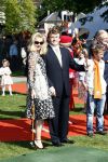 Apeldoorn 30 april 2009
Koninginnedag 2009 in apeldoorn met Koningin Beatrix Pieter v Vollenhoven Prinses Margriet Maxima Prins Willem Alexander Prins Constantijn Prinses Laurentien Prinses Mabel Prins Friso Prins Maurits Prinses Marilene Prins Pieter Christiaan Prinses Anita Prins Floris een zwangere Prinses Aimee en Prinses Annette. s middags probeerde een dwaas een aanslag te plegen op de koninklijke familie waarbij meerdere doden vielen.
Peter Smulders bv