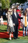 Apeldoorn 30 april 2009
Koninginnedag 2009 in apeldoorn met Koningin Beatrix Pieter v Vollenhoven Prinses Margriet Maxima Prins Willem Alexander Prins Constantijn Prinses Laurentien Prinses Mabel Prins Friso Prins Maurits Prinses Marilene Prins Pieter Christiaan Prinses Anita Prins Floris een zwangere Prinses Aimee en Prinses Annette. s middags probeerde een dwaas een aanslag te plegen op de koninklijke familie waarbij meerdere doden vielen.
Peter Smulders bv
