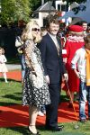 Apeldoorn 30 april 2009
Koninginnedag 2009 in apeldoorn met Koningin Beatrix Pieter v Vollenhoven Prinses Margriet Maxima Prins Willem Alexander Prins Constantijn Prinses Laurentien Prinses Mabel Prins Friso Prins Maurits Prinses Marilene Prins Pieter Christiaan Prinses Anita Prins Floris een zwangere Prinses Aimee en Prinses Annette. s middags probeerde een dwaas een aanslag te plegen op de koninklijke familie waarbij meerdere doden vielen.
Peter Smulders bv