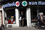 Amsterdam 20 april 21 april 2008
Prins Bernhard Jr op de fiets en bij de apotheek nadat hij ontslagen is uit het ziekenhuis waar hij een darmoperatie heeft ondergaan.
Peter Smulders bv