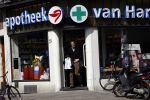 Amsterdam 20 april 21 april 2008
Prins Bernhard Jr op de fiets en bij de apotheek nadat hij ontslagen is uit het ziekenhuis waar hij een darmoperatie heeft ondergaan.
Peter Smulders bv