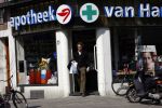 Amsterdam 20 april 21 april 2008
Prins Bernhard Jr op de fiets en bij de apotheek nadat hij ontslagen is uit het ziekenhuis waar hij een darmoperatie heeft ondergaan.
Peter Smulders bv