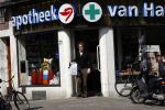 Amsterdam 20 april 21 april 2008
Prins Bernhard Jr op de fiets en bij de apotheek nadat hij ontslagen is uit het ziekenhuis waar hij een darmoperatie heeft ondergaan.
Peter Smulders bv