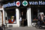 Amsterdam 20 april 21 april 2008
Prins Bernhard Jr op de fiets en bij de apotheek nadat hij ontslagen is uit het ziekenhuis waar hij een darmoperatie heeft ondergaan.
Peter Smulders bv