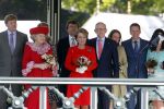 Apeldoorn 30 april 2009
Koninginnedag 2009 in apeldoorn met Koningin Beatrix Pieter v Vollenhoven Prinses Margriet Maxima Prins Willem Alexander Prins Constantijn Prinses Laurentien Prinses Mabel Prins Friso Prins Maurits Prinses Marilene Prins Pieter Christiaan Prinses Anita Prins Floris een zwangere Prinses Aimee en Prinses Annette. s middags probeerde een dwaas een aanslag te plegen op de koninklijke familie waarbij meerdere doden vielen.
Peter Smulders bv