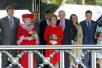 Apeldoorn 30 april 2009
Koninginnedag 2009 in apeldoorn met Koningin Beatrix Pieter v Vollenhoven Prinses Margriet Maxima Prins Willem Alexander Prins Constantijn Prinses Laurentien Prinses Mabel Prins Friso Prins Maurits Prinses Marilene Prins Pieter Christiaan Prinses Anita Prins Floris een zwangere Prinses Aimee en Prinses Annette. s middags probeerde een dwaas een aanslag te plegen op de koninklijke familie waarbij meerdere doden vielen.
Peter Smulders bv