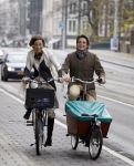 Amsterdam 3 november 2007
Prins Maurits en Prinses Marilene bij La Luz voor Make a Different day. Ze kwamen met de bakfiets.