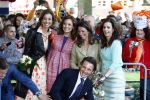 Apeldoorn 30 april 2009
Koninginnedag 2009 in apeldoorn met Koningin Beatrix Pieter v Vollenhoven Prinses Margriet Maxima Prins Willem Alexander Prins Constantijn Prinses Laurentien Prinses Mabel Prins Friso Prins Maurits Prinses Marilene Prins Pieter Christiaan Prinses Anita Prins Floris een zwangere Prinses Aimee en Prinses Annette. s middags probeerde een dwaas een aanslag te plegen op de koninklijke familie waarbij meerdere doden vielen.
Peter Smulders bv