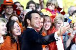 Apeldoorn 30 april 2009
Koninginnedag 2009 in apeldoorn met Koningin Beatrix Pieter v Vollenhoven Prinses Margriet Maxima Prins Willem Alexander Prins Constantijn Prinses Laurentien Prinses Mabel Prins Friso Prins Maurits Prinses Marilene Prins Pieter Christiaan Prinses Anita Prins Floris een zwangere Prinses Aimee en Prinses Annette. s middags probeerde een dwaas een aanslag te plegen op de koninklijke familie waarbij meerdere doden vielen.
Peter Smulders bv