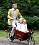 Wassenaar 11 juli 2008
Foto uurtje met prinses Maxima Prins Willem Alexander  en hun dochters Prinses Amalia Prinses Alexia en Prinses Ariane . 
Ze komen aanrijden in bakfiets.