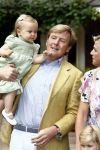 Wassenaar 11 juli 2008
Foto uurtje met prinses Maxima Prins Willem Alexander  en hun dochters Prinses Amalia Prinses Alexia en Prinses Ariane . 
Ze komen aanrijden in bakfiets.