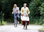 Wassenaar 11 juli 2008
Foto uurtje met prinses Maxima Prins Willem Alexander  en hun dochters Prinses Amalia Prinses Alexia en Prinses Ariane . 
Ze komen aanrijden in bakfiets.