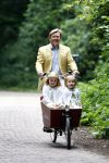 Wassenaar 11 juli 2008
Foto uurtje met prinses Maxima Prins Willem Alexander  en hun dochters Prinses Amalia Prinses Alexia en Prinses Ariane . 
Ze komen aanrijden in bakfiets.