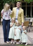 Wassenaar 11 juli 2008
Foto uurtje met prinses Maxima Prins Willem Alexander  en hun dochters Prinses Amalia Prinses Alexia en Prinses Ariane . 
Ze komen aanrijden in bakfiets.