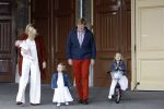 Den Haag 26 juni 2007
Fotomoment met Prins Willem Alexander Maxima Prinses Amalia Alexia en Ariane bij de koninklijke stallen. Prinses Alexia viert haar 2e verjaardag.