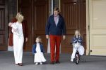 Den Haag 26 juni 2007
Fotomoment met Prins Willem Alexander Maxima Prinses Amalia Alexia en Ariane bij de koninklijke stallen. Prinses Alexia viert haar 2e verjaardag.