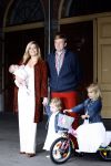 Den Haag 26 juni 2007
Fotomoment met Prins Willem Alexander Maxima Prinses Amalia Alexia en Ariane bij de koninklijke stallen. Prinses Alexia viert haar 2e verjaardag.