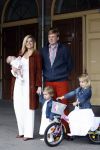 Den Haag 26 juni 2007
Fotomoment met Prins Willem Alexander Maxima Prinses Amalia Alexia en Ariane bij de koninklijke stallen. Prinses Alexia viert haar 2e verjaardag.