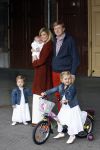 Den Haag 26 juni 2007
Fotomoment met Prins Willem Alexander Maxima Prinses Amalia Alexia en Ariane bij de koninklijke stallen. Prinses Alexia viert haar 2e verjaardag.