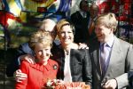 Apeldoorn 30 april 2009
Koninginnedag 2009 in apeldoorn met Koningin Beatrix Pieter v Vollenhoven Prinses Margriet Maxima Prins Willem Alexander Prins Constantijn Prinses Laurentien Prinses Mabel Prins Friso Prins Maurits Prinses Marilene Prins Pieter Christiaan Prinses Anita Prins Floris een zwangere Prinses Aimee en Prinses Annette. s middags probeerde een dwaas een aanslag te plegen op de koninklijke familie waarbij meerdere doden vielen.
Peter Smulders bv