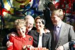 Apeldoorn 30 april 2009
Koninginnedag 2009 in apeldoorn met Koningin Beatrix Pieter v Vollenhoven Prinses Margriet Maxima Prins Willem Alexander Prins Constantijn Prinses Laurentien Prinses Mabel Prins Friso Prins Maurits Prinses Marilene Prins Pieter Christiaan Prinses Anita Prins Floris een zwangere Prinses Aimee en Prinses Annette. s middags probeerde een dwaas een aanslag te plegen op de koninklijke familie waarbij meerdere doden vielen.
Peter Smulders bv