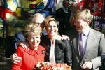Apeldoorn 30 april 2009
Koninginnedag 2009 in apeldoorn met Koningin Beatrix Pieter v Vollenhoven Prinses Margriet Maxima Prins Willem Alexander Prins Constantijn Prinses Laurentien Prinses Mabel Prins Friso Prins Maurits Prinses Marilene Prins Pieter Christiaan Prinses Anita Prins Floris een zwangere Prinses Aimee en Prinses Annette. s middags probeerde een dwaas een aanslag te plegen op de koninklijke familie waarbij meerdere doden vielen.
Peter Smulders bv