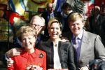 Apeldoorn 30 april 2009
Koninginnedag 2009 in apeldoorn met Koningin Beatrix Pieter v Vollenhoven Prinses Margriet Maxima Prins Willem Alexander Prins Constantijn Prinses Laurentien Prinses Mabel Prins Friso Prins Maurits Prinses Marilene Prins Pieter Christiaan Prinses Anita Prins Floris een zwangere Prinses Aimee en Prinses Annette. s middags probeerde een dwaas een aanslag te plegen op de koninklijke familie waarbij meerdere doden vielen.
Peter Smulders bv